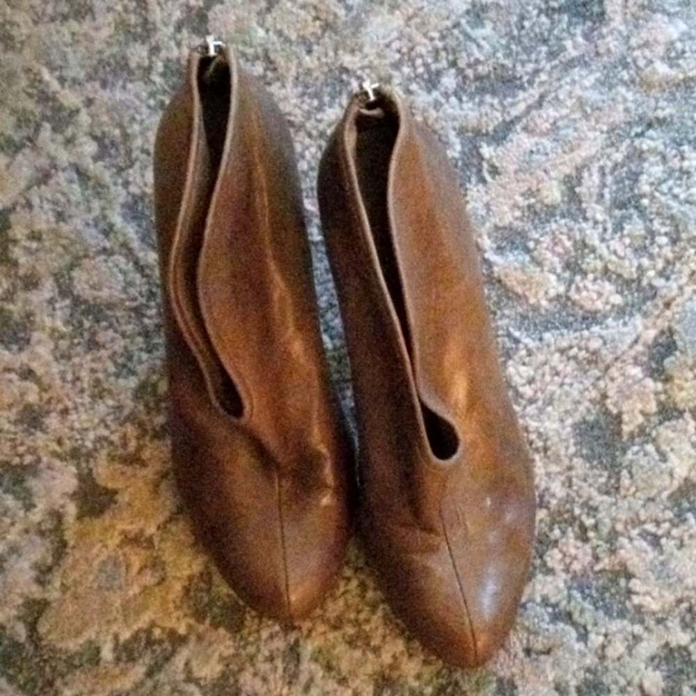 Vince Camuto size 8 100% leather bootie with 4" heel.